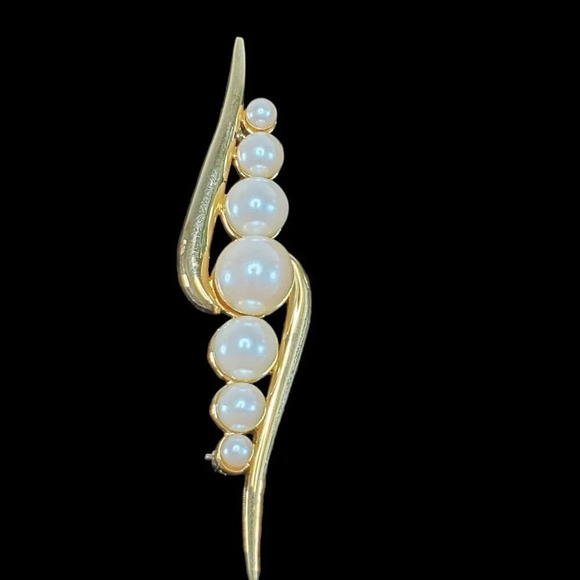Vintage Monet Brooch Gold Tone Faux Pearl Bar Pin 2.5” Signed MONET - Picture 2 of 7